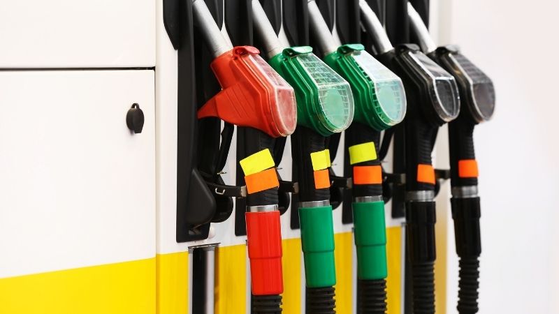 Uzun süredir zamlarla boğuşan sürücüleri sevindirecek haber geldi. Benzin ve