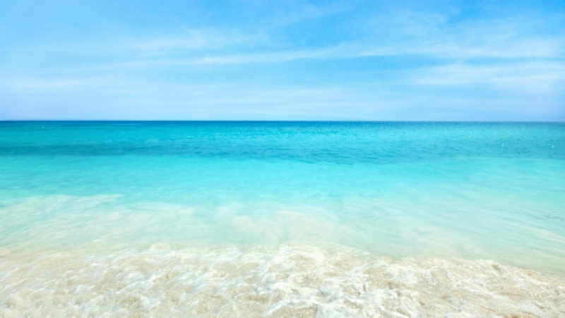 Antalya’nın Kemer ilçesinde yer alan Ayışığı Plajı, turkuaz suları, incecik