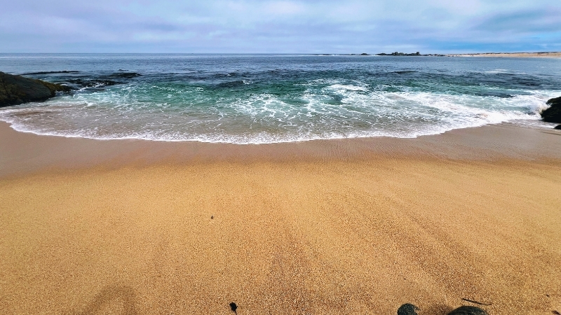 İzmir’in Urla açıklarındaki Yassıcaada Halk Plajı, şehir karmaşasından uzaklaşıp denizin
