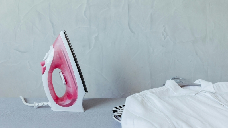 Ev işlerinin vazgeçilmezi ütü, yanlış uygulandığında hem kıyafetleri hem de