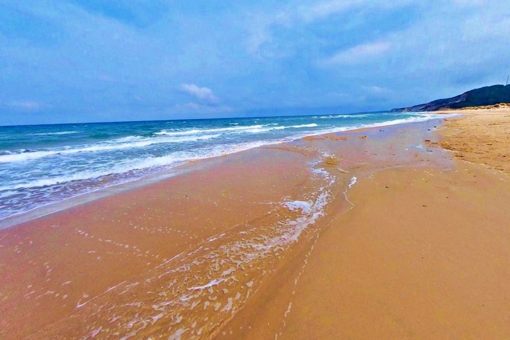 Doğanın huzurunu hissetmek isteyenlerin ilk durağı olan Sarıkum Plajı, altın