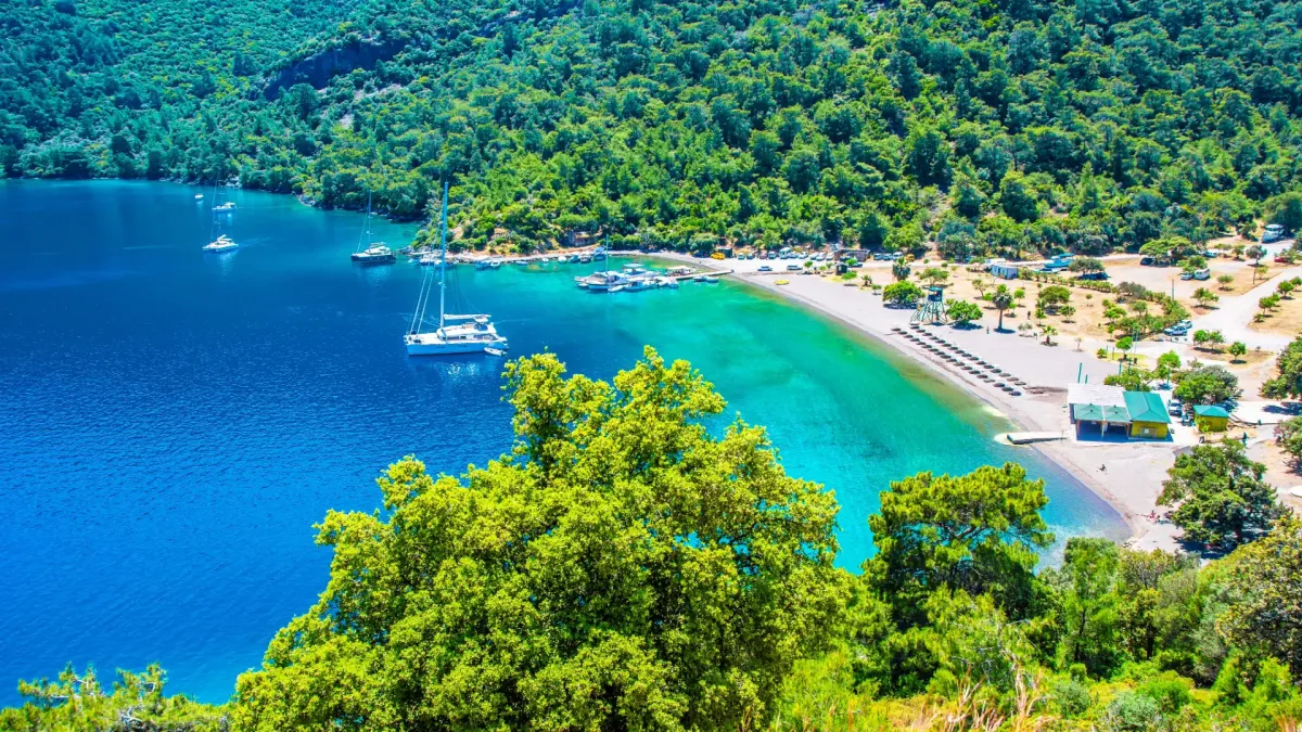 Muğla’nın Dalaman ilçesinde yer alan Sarsala Koyu, cam gibi denizi