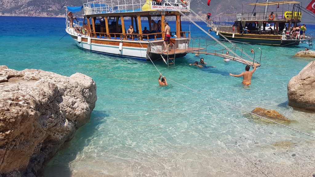 Antalya’nın Kumluca ilçesinde yer alan Suluada Plajı, turkuaz suları ve