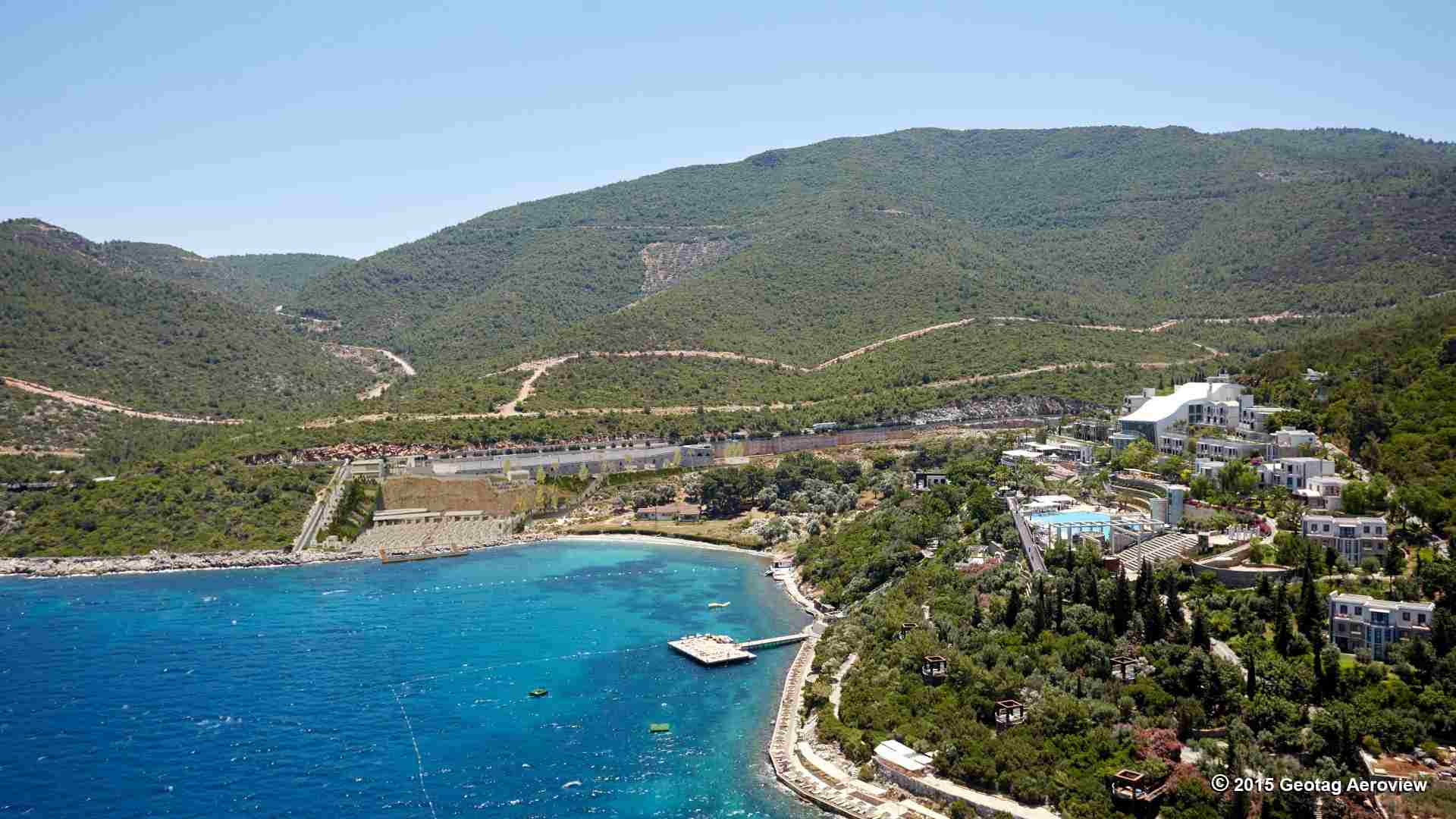 Muğla’nın Bodrum ilçesinde yer alan Torba Plajı, doğayla iç içe