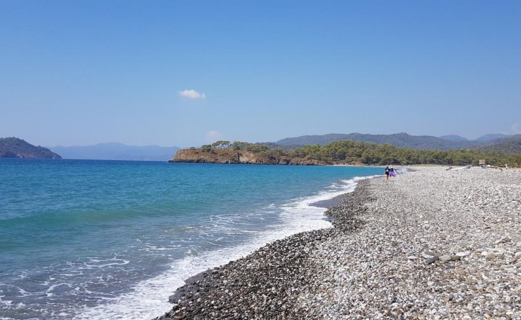 Muğla’nın Fethiye ilçesinde yer alan Karaot Plajı, doğallığını koruyan yapısıyla