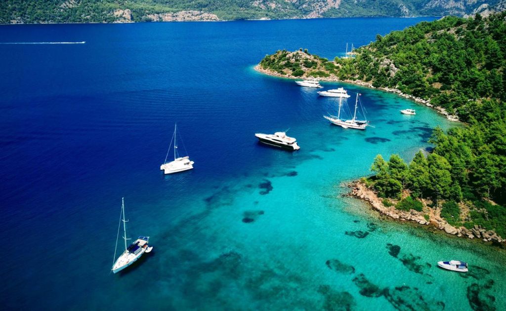 Antalya’nın saklı güzelliklerinden Alacasu Cennet Koyu, turkuaz denizi ve yemyeşil