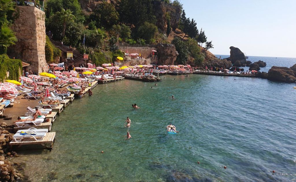 Antalya’nın merkezinde, Kaleiçi’nin tarihi atmosferiyle iç içe konumlanan Mermerli Plajı,