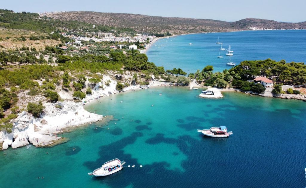 Antalya’nın gizli cennetlerinden Beyaz Kaya Plajı, bembeyaz kayalıkları ve turkuaz