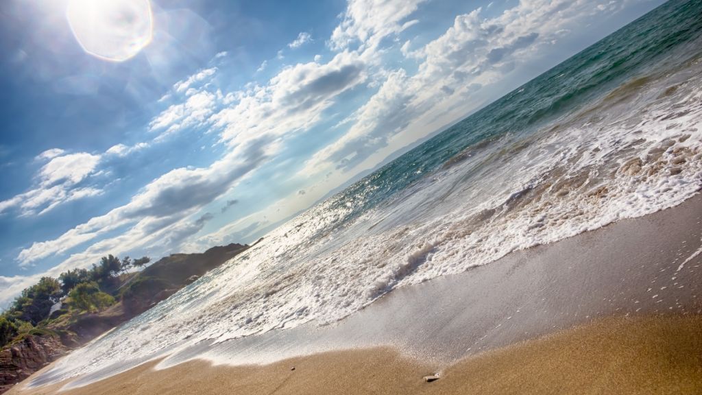 İzmir’in Menderes ilçesine bağlı Özdere beldesinde yer alan Gökkuşağı Koyu,