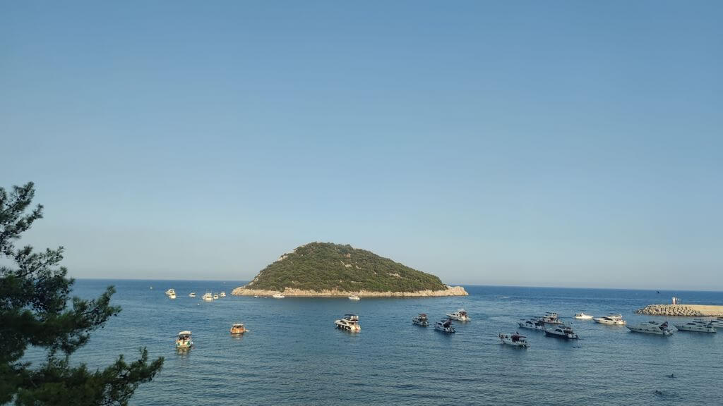 Antalya’nın eşsiz doğasında yer alan Topçam Plajı, denizle ormanın buluştuğu