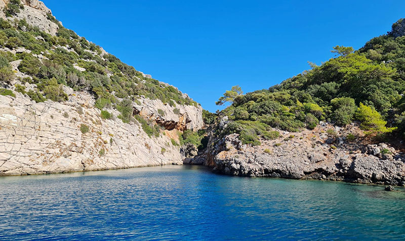 Antalya’nın büyüleyici doğasında gizli kalmış bir cennet olan Korsan Koyu,