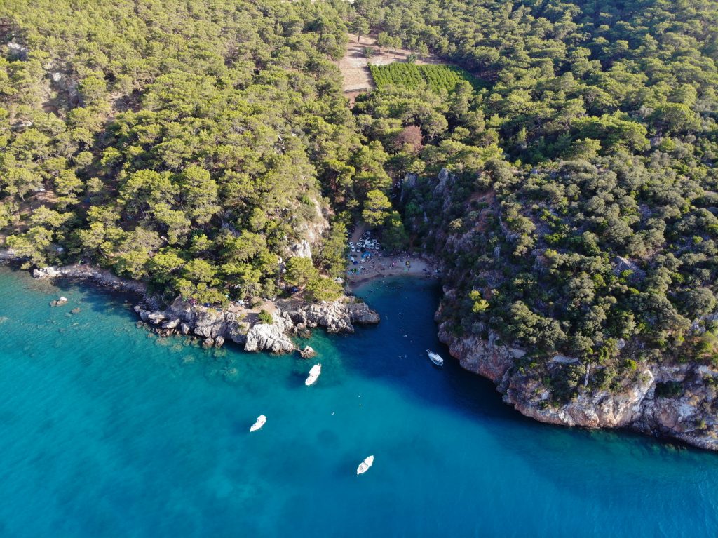Antalya’nın saklı cennetlerinden Korsan Koyu, berrak denizi, altın sarısı kumları