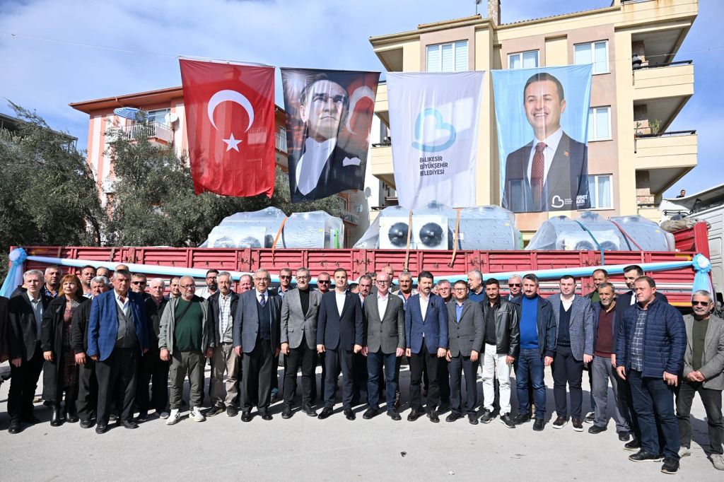 Balıkesir Büyükşehir Belediye Başkanı Ahmet Akın, üreticinin yüzünü güldüren süt