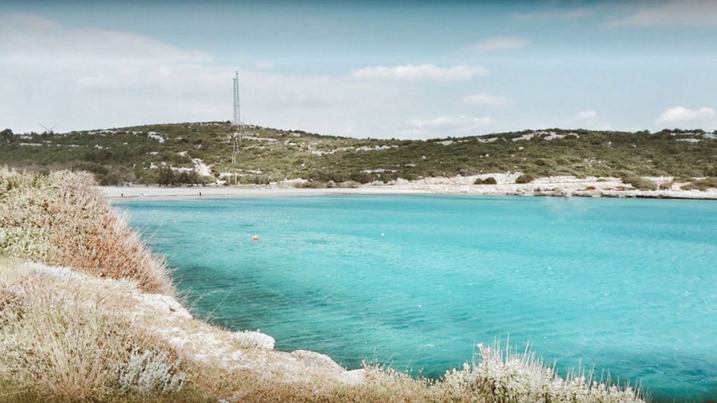 İzmir’in huzurlu beldesi Urla”a yer alan Melengeç Plajı, sakin atmosferi,