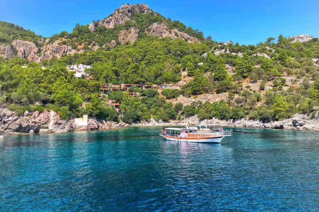 Marmaris’in doğayla iç içe kalan sakin cenneti Amos Koyu, berrak