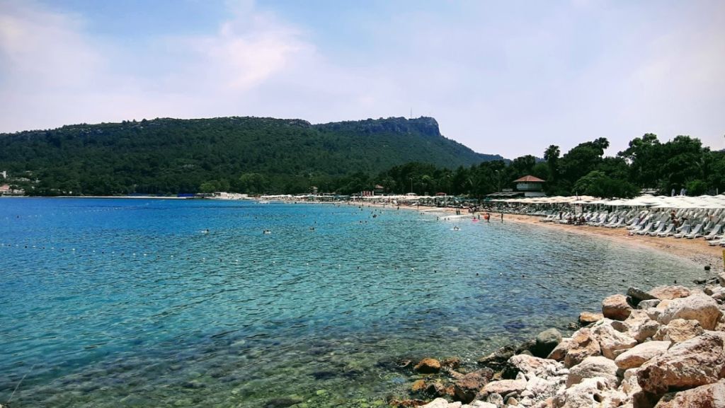 Antalya’nın Kemer ilçesinde yer alan Ayışığı Plajı, altın sarısı kumsalı
