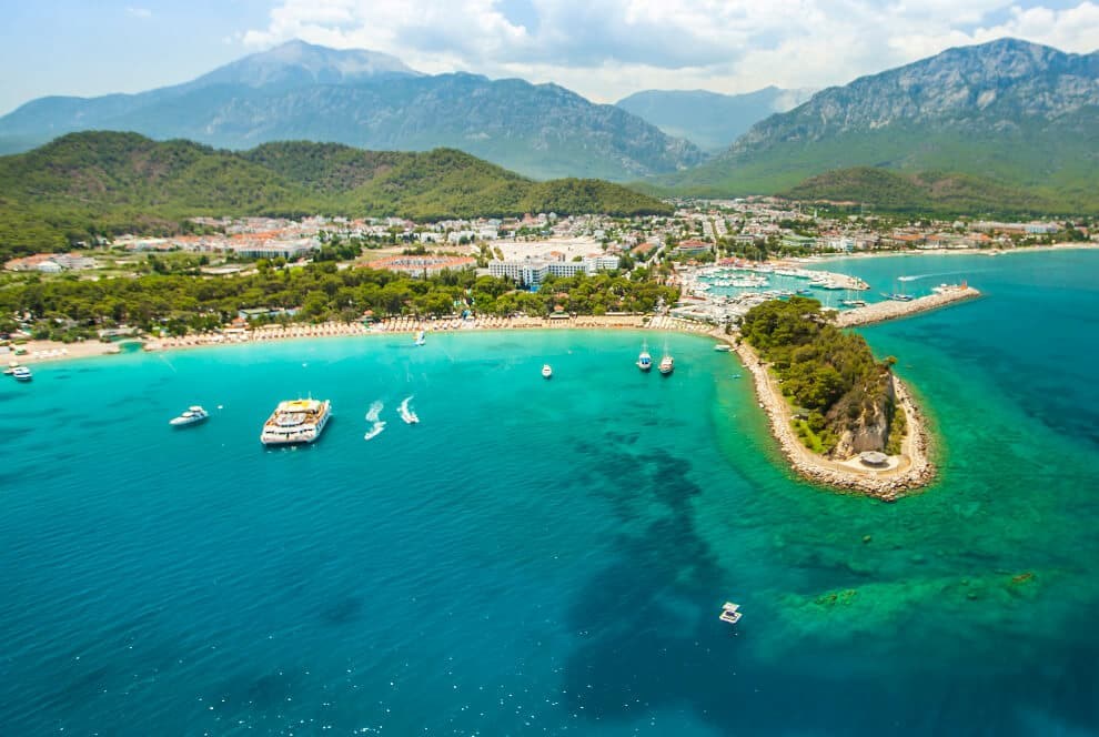 Antalya’nın Kemer ilçesinde yer alan Ayışığı Plajı, berrak denizi ve