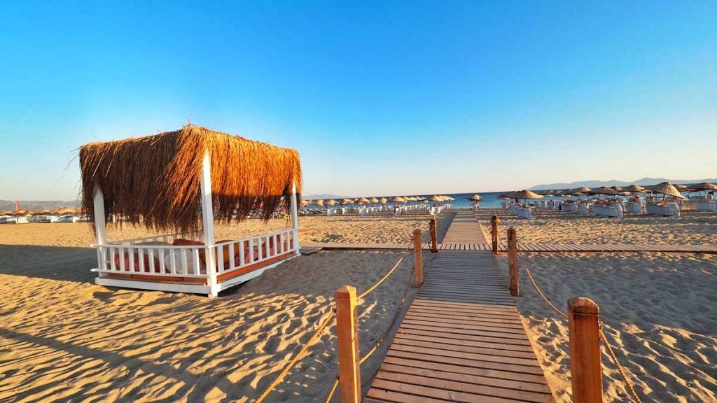 Sarımsaklı Plajı, altın sarısı kumları ve berrak deniziyle Ege’nin en