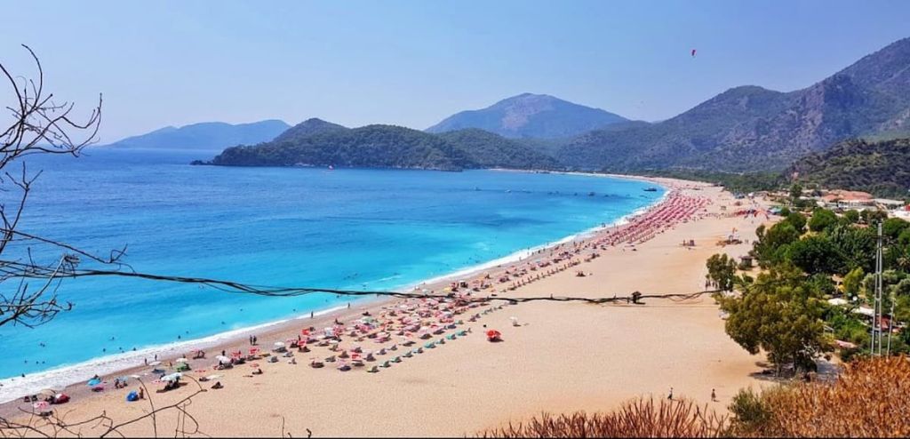 Turkuaz denizi, incecik kumu ve Babadağ’ın büyüleyici manzarasıyla Belcekız Plajı,