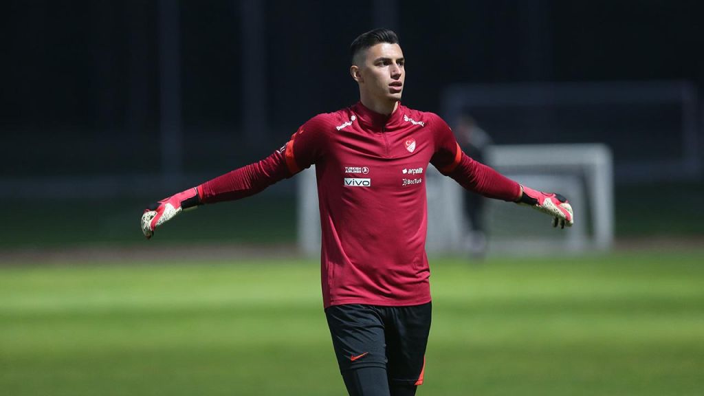 A Millî Takım kalecilerinden Berke Özer, Bulgaristan maçı sonrası kadroya