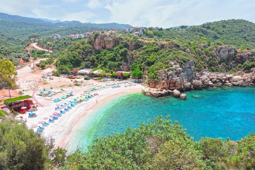 Turkuaz denizi, beyaz çakılları ve serin sularıyla Büyük Çakıl Plajı,