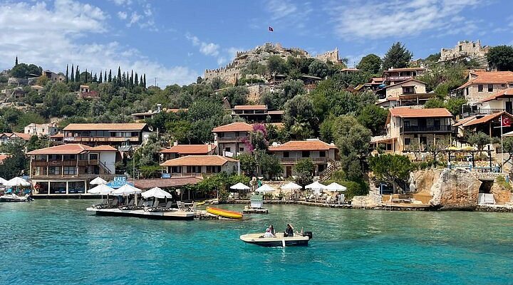 Antalya’nın Kaş ilçesinde yer alan Limanağzı Plajı, yalnızca deniz yoluyla