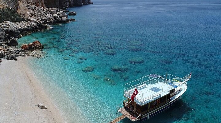 Antalya’nın doğal güzelliklerinden biri olan Gökliman Plajı, sakin atmosferi ve
