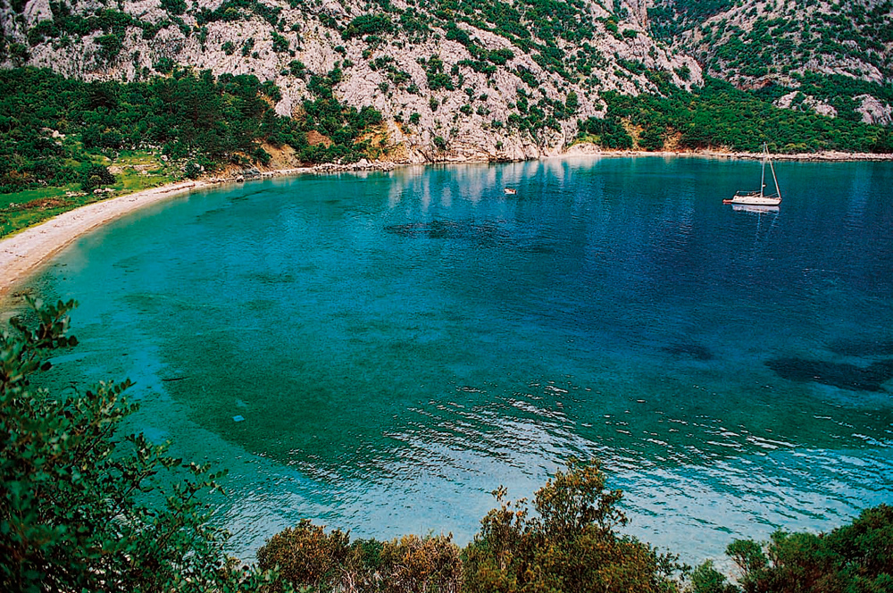 Antalya’nın Kumluca ilçesinde yer alan Ceneviz Koyu, tarihi dokusu ve