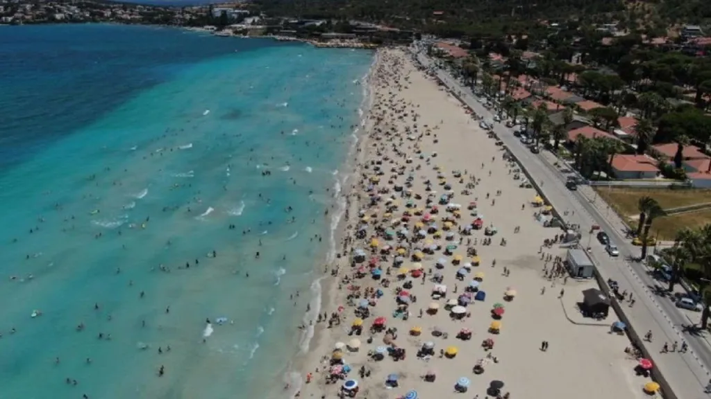 cesme ilica plajina tatilci akini ilcenin nufusu 1 milyonu asti - Marmara Bölge Gazetesi