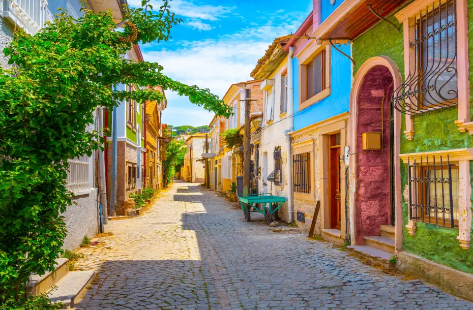 Balıkesir’e Kış Gelmeden Görülmesi Gereken Masal Gibi Yer! charming street in ayvalik - Marmara Bölge Gazetesi