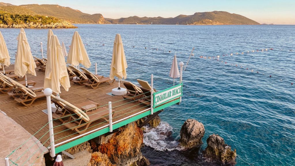 Turkuazın Kalbinde Sessiz Bir Kaçış Noktası cinarlar beach kucuk cakil kas plaj - Marmara Bölge Gazetesi