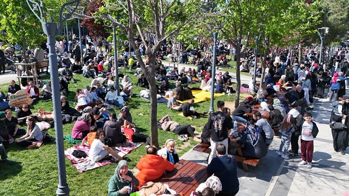 Balıkesir’in Sındırgı ilçesinde meydana gelen 6.1 büyüklüğündeki depremin ardından Altıeylül