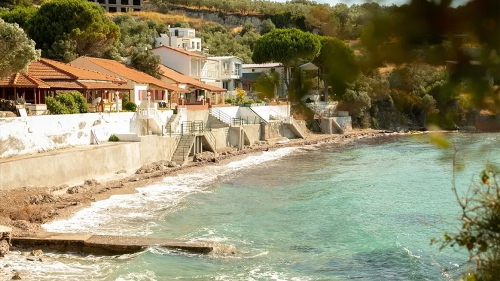 İzmir’in kuzey kıyılarında yer alan ve Çeşme ile Alaçatı’nın kalabalığından