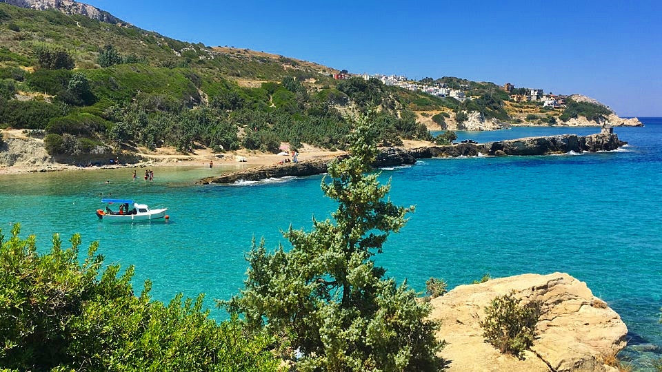 Şehrin kalabalığından uzaklaşmak isteyenler için Karaburun’daki Dolungaz Koyu, huzurun ve
