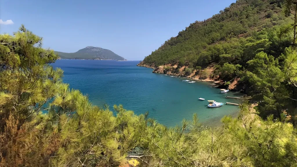 Antalya’nın en sakin köşelerinden biri olan Balıkçı Koyu, turkuaz denizi
