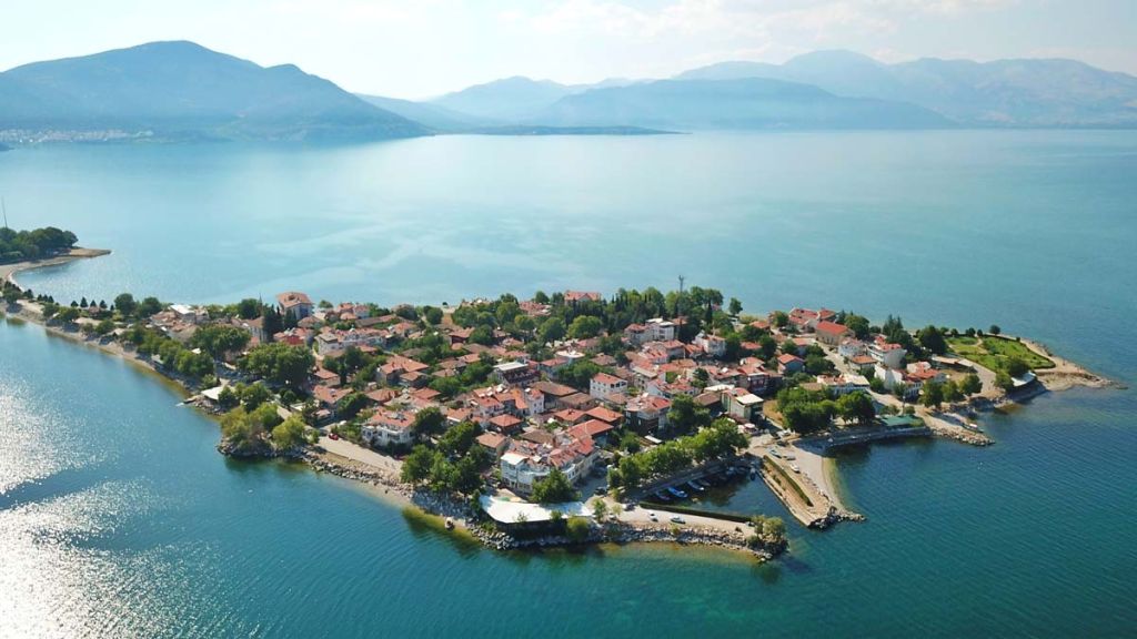 Büyükşehirlerde artan kira ve yaşam giderlerinden bunalan emekliler, huzurlu ve