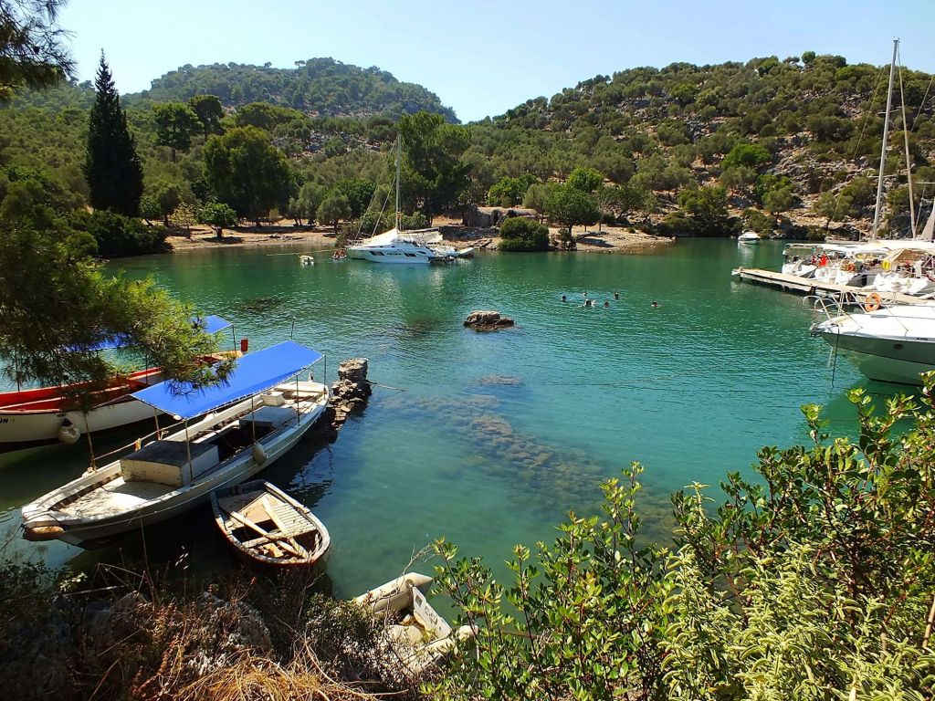 Muğla’nın doğayla iç içe saklı cennetlerinden Göbün Koyu, turkuaz denizi
