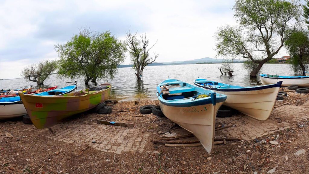 2 Bin Yıllık Tarihle Çevrili Göl Köyü! golyazi balikci kayiklari 1024x576 2 - Marmara Bölge Gazetesi