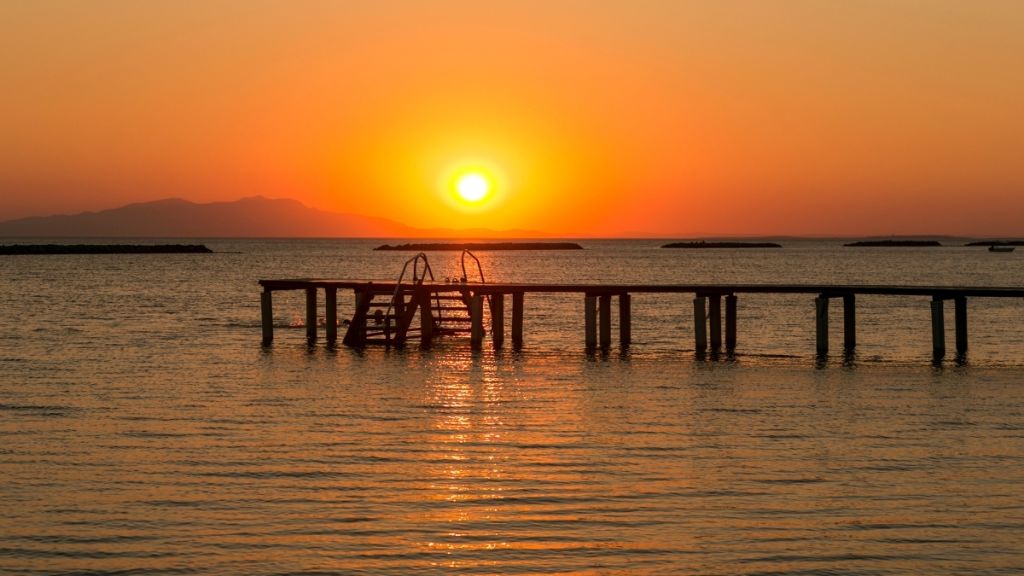 Balıkesir’in Ayvalık ilçesine bağlı Altınova Mahallesi’nde yer alan Altınova Sahili,