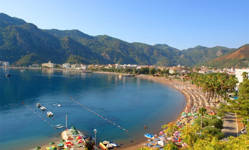Marmaris’in gözdesi İçmeler Plajı, berrak denizi ve altın renkli kumsalıyla