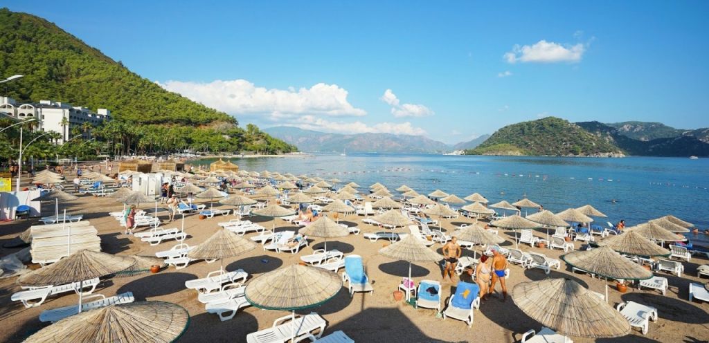 Tertemiz Denizi ve Altın Renkli Kumsalıyla Tatilin En Güzel Hali icmeler plaji 8bjq 1 - Marmara Bölge Gazetesi