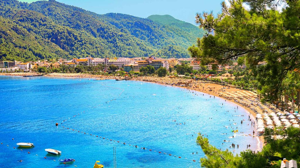 Muğla’nın Marmaris ilçesinde yer alan İçmeler Plajı, turkuaz denizi ve