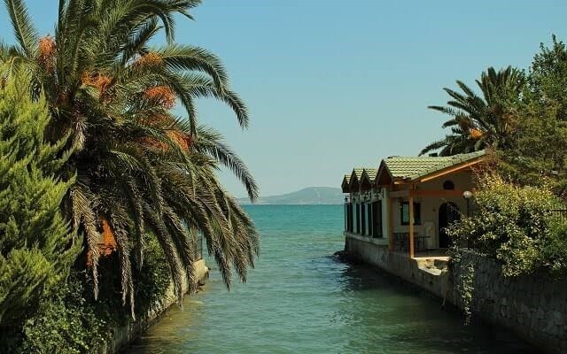 Urla’ya bağlı Balıklıova, doğallığını koruyan sahili, sakin yaşamı ve Ege