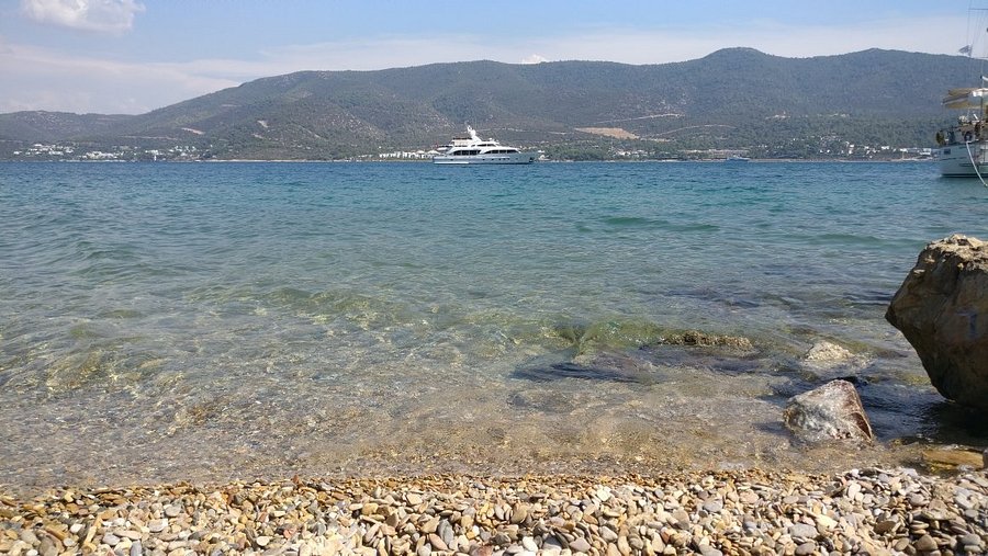 Torba Plajı, sakin denizi ve doğal güzellikleriyle tatilcilerin huzur bulduğu