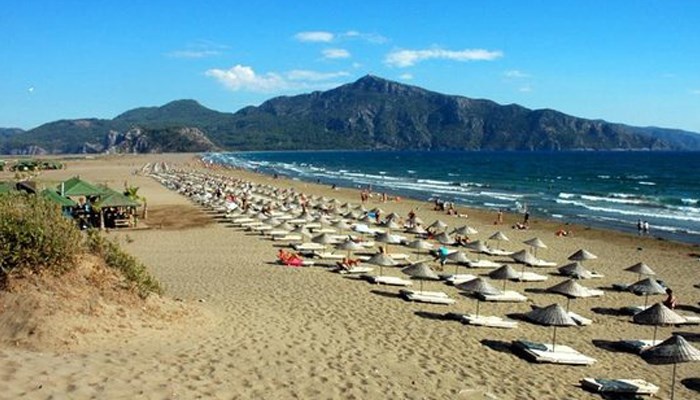 Muğla’nın Dalyan beldesinde yer alan İztuzu Plajı, altın rengi kumsalları