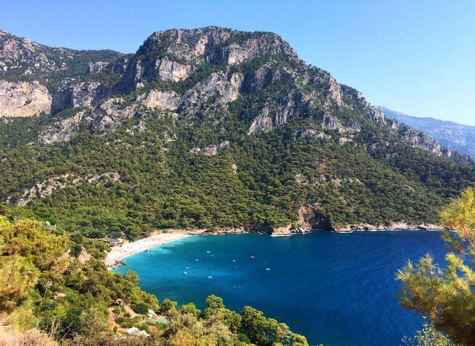 Antalya’nın saklı cennetlerinden biri olan Kabak Koyu Plajı, doğal güzelliği
