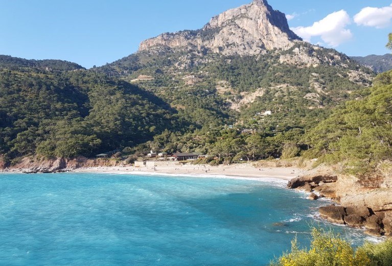 Muğla’nın Fethiye ilçesinde yer alan Kabak Koyu Plajı, turkuaz rengi