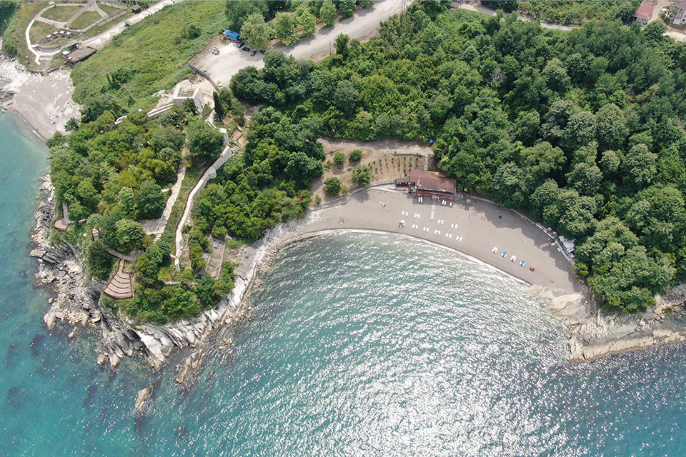 Doğal güzellikleri, berrak denizi ve tarihi dokusuyla öne çıkan Ceneviz