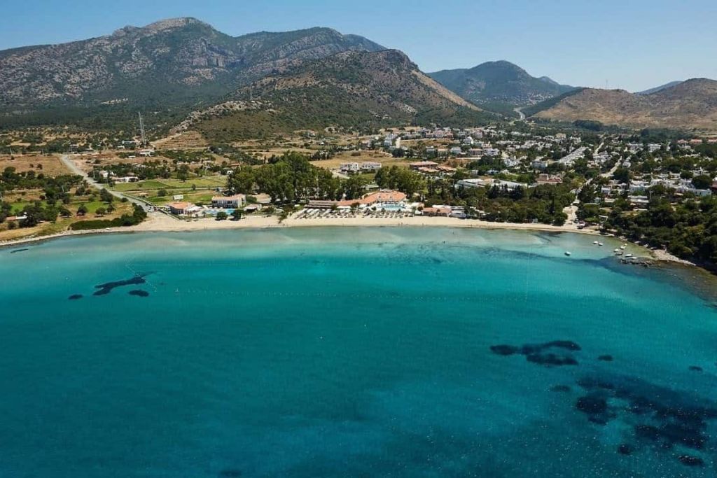 Muğla’nın Bodrum ilçesinde yer alan Karaincir Plajı, incecik kumu ve