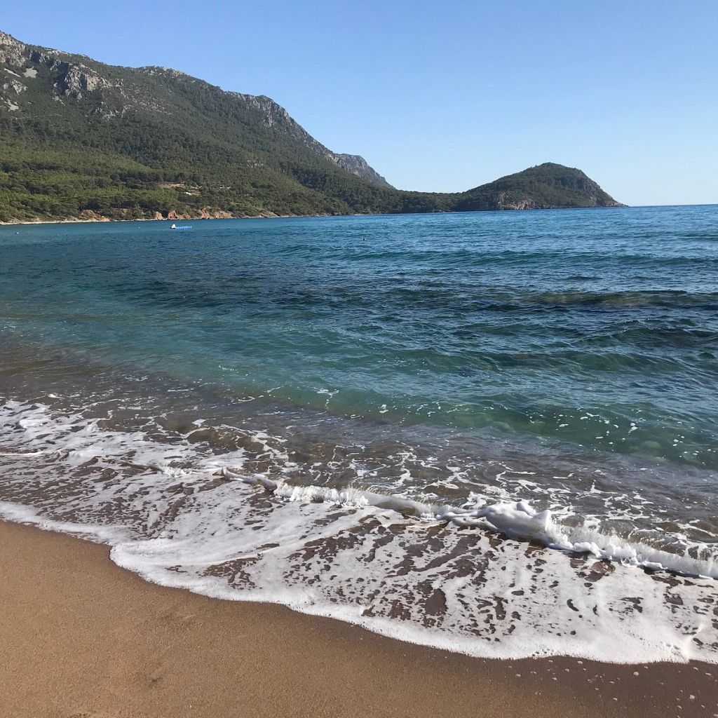Antalya’nın Kumluca ilçesinde yer alan Karaöz Sahili, turkuaz rengi denizi,